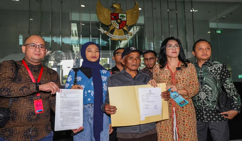 Anggota DPR Rieke Diah Pitaloka (kedua kanan) mendampingi keluarga almarhum Dini Sera Afriyanti, Sumber foto: Istimewa