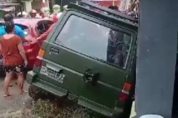 mobil Daihatsu Feroza berwarna hijau y menabrak lima murid Sekolah Dasar, Sumber foto: Istimewa