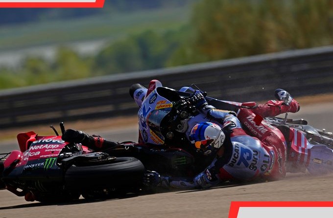 Francesco Bagnaia dan Alex Marquez terlibat dalam sebuah insiden Craz Foto: Twitter @MotoGP_ESPN