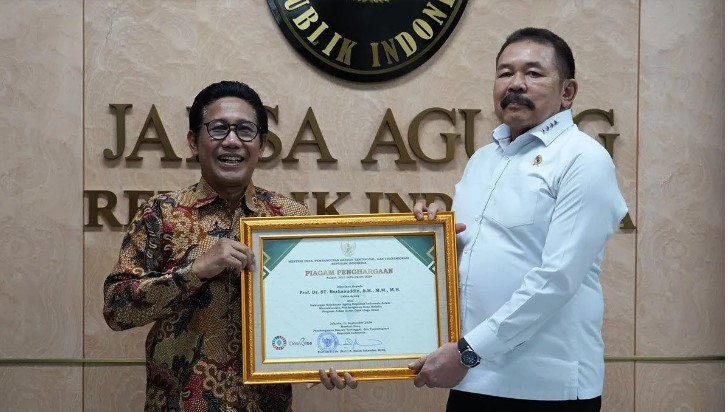 Jaksa Agung Terima Penghargaan dari Kemendesa PDTT untuk Program Jaga Desa