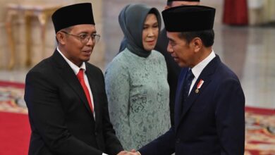 Presiden Joko Widodo (kanan) menyalami Kepala Badan Komunikasi Kepresidenan Hasan Nasbi, Sumber foto: Istimewa