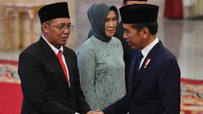 Presiden Joko Widodo (kanan) menyalami Kepala Badan Komunikasi Kepresidenan Hasan Nasbi, Sumber foto: Istimewa