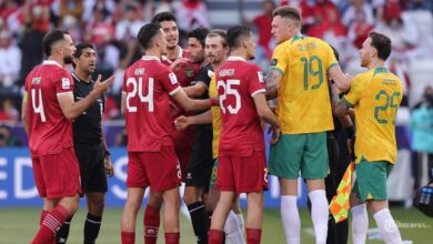 Pemain Australia berbicara dengan pemain Indonesia (berbaju merah) saat pertandingan sepak bola Piala Asia AFC Qatar 2023 Foto: Giuseppe CACACE / AFP