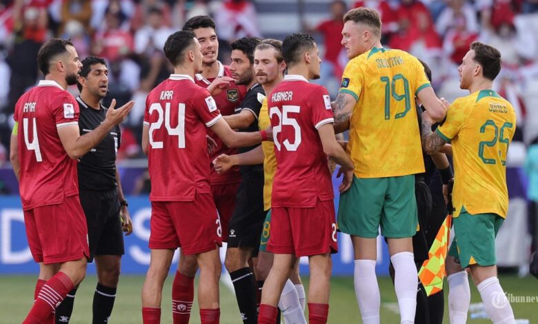 Pemain Australia berbicara dengan pemain Indonesia (berbaju merah) saat pertandingan sepak bola Piala Asia AFC Qatar 2023 Foto: Giuseppe CACACE / AFP