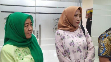 bunda dr Aulia Risma Lestari, Nuzmatun Malinah (jilbab hijau) didampingi anaknya, dr Nadia (jilbab cokelat), Sumber foto: Istimewa