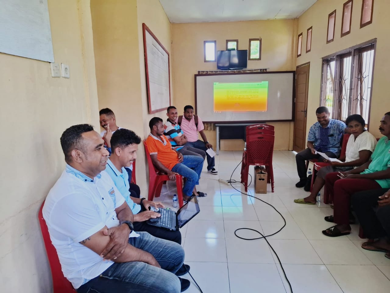 Kelompok Vinama melakukan aktivitas rapat. Sumber foto: Dok. TEKAD.