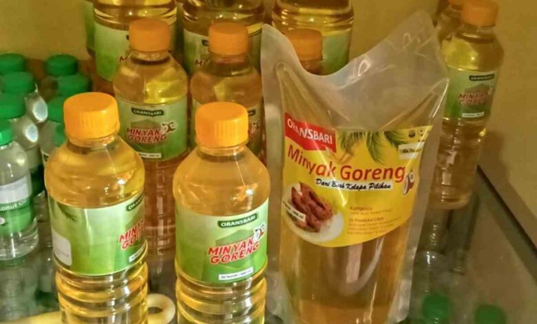 Produk Kelompok Demplot Kampung Oransbari Sukses Produksi Minyak dari Kelapa Asli. Sumbe foto: Dok. TEKAD.