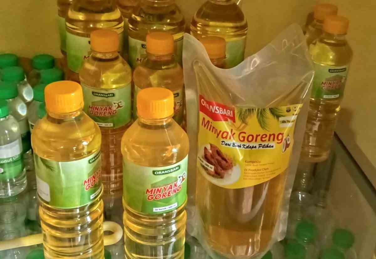 Produk Kelompok Demplot Kampung Oransbari Sukses Produksi Minyak dari Kelapa Asli. Sumbe foto: Dok. TEKAD.