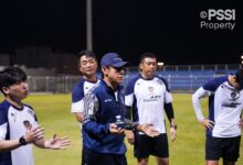 Pelatih Timnas Indonesia Shin Tae-yong dan Para Stafnya saat memberikan arahan Latihan Perdana bagi Skuad Garuda di Bahrain, Foto: Twitter @footballicious