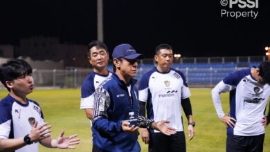 Pelatih Timnas Indonesia Shin Tae-yong dan Para Stafnya saat memberikan arahan Latihan Perdana bagi Skuad Garuda di Bahrain, Foto: Twitter @footballicious