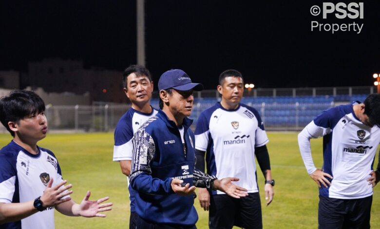 Pelatih Timnas Indonesia Shin Tae-yong dan Para Stafnya saat memberikan arahan Latihan Perdana bagi Skuad Garuda di Bahrain, Foto: Twitter @footballicious