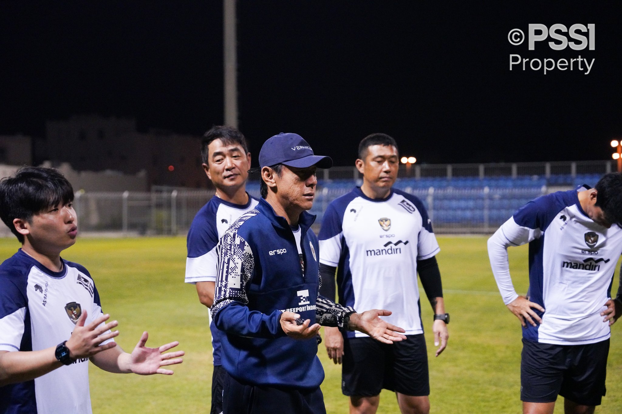 Pelatih Timnas Indonesia Shin Tae-yong dan Para Stafnya saat memberikan arahan Latihan Perdana bagi Skuad Garuda di Bahrain, Foto: Twitter @footballicious