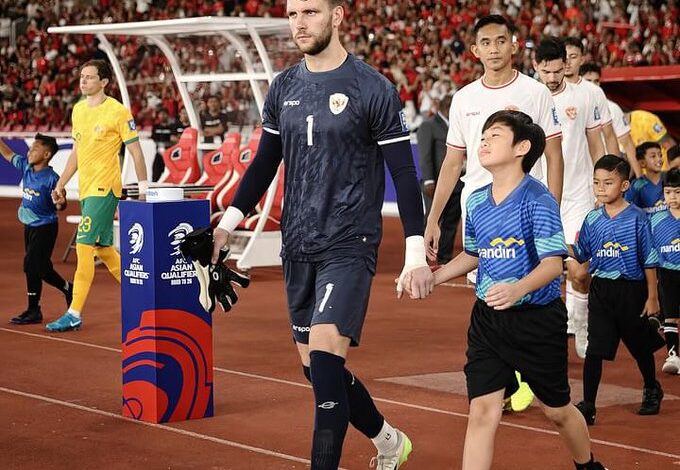 Kiper Indonesia Maarten Paes saat Bertemu dengan Timnas Australia, Foto: Twitter @TimnasIndonesia