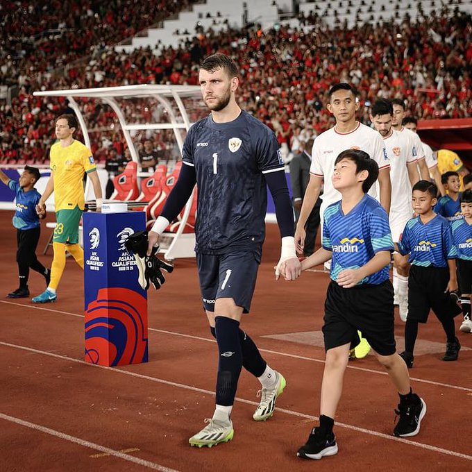 Kiper Indonesia Maarten Paes saat Bertemu dengan Timnas Australia, Foto: Twitter @TimnasIndonesia