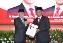 Menteri Desa dan Pembangunan Daerah Tertinggal (Mendes PDT), Yandri Susanto (sebelah kiri), Sumber: Istimewa