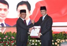 Menteri Transmigrasi, Muhammad Iftitah Sulaiman Suryanagara (Sebelah kanan). Sumber: Istimewa