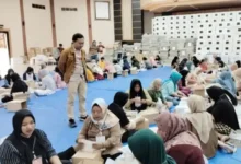 Para petugas Ibu-ibu saat lipat suara di gedung serbaguna GOR Baluran, Kelurahan Patokan, Kecamatan Kota Situbondo. Foto:  JATIMTIMES