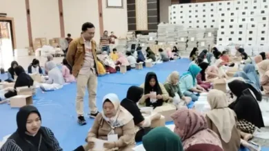 Para petugas Ibu-ibu saat lipat suara di gedung serbaguna GOR Baluran, Kelurahan Patokan, Kecamatan Kota Situbondo. Foto:  JATIMTIMES