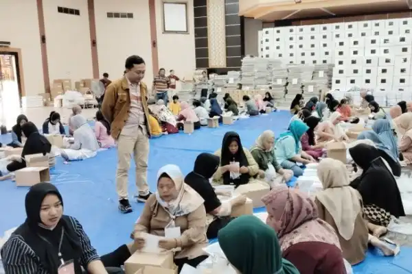 Para petugas Ibu-ibu saat lipat suara di gedung serbaguna GOR Baluran, Kelurahan Patokan, Kecamatan Kota Situbondo. Foto:  JATIMTIMES