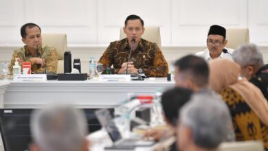 Menteri Transmigrasi (Mentrans) Muhammad Iftitah Sulaiman Suryanagara dan Menteri Koordinator (Menko) Infrastruktur dan Pembangunan Kewilayahan, Agus Harimurti Yudhoyono, Sumber: Istimewa