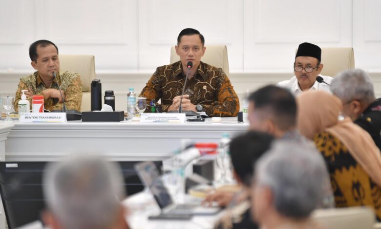 Menteri Transmigrasi (Mentrans) Muhammad Iftitah Sulaiman Suryanagara dan Menteri Koordinator (Menko) Infrastruktur dan Pembangunan Kewilayahan, Agus Harimurti Yudhoyono, Sumber: Istimewa