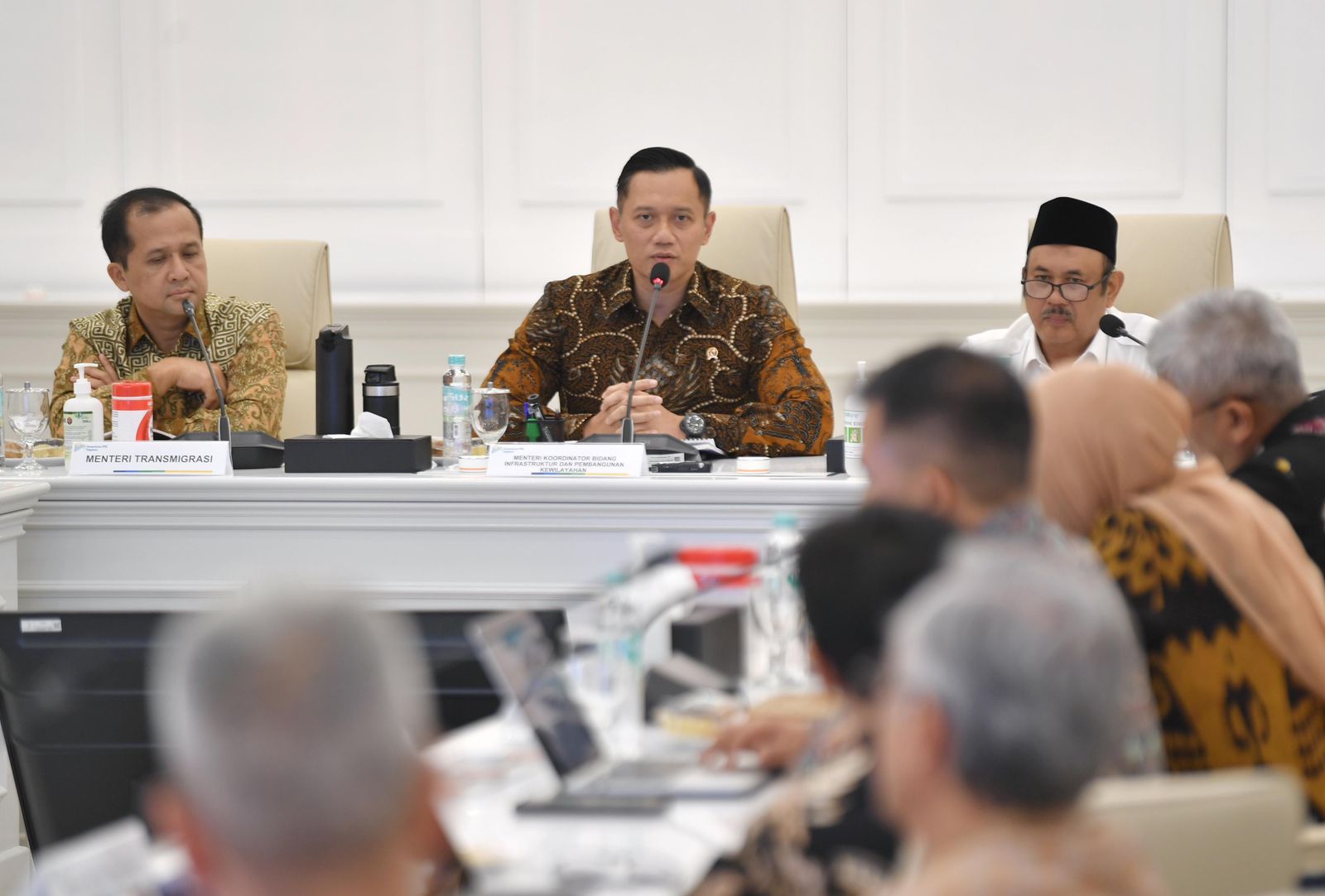 Menteri Transmigrasi (Mentrans) Muhammad Iftitah Sulaiman Suryanagara dan Menteri Koordinator (Menko) Infrastruktur dan Pembangunan Kewilayahan, Agus Harimurti Yudhoyono, Sumber: Istimewa