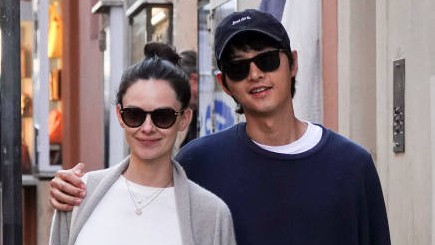 Katy Louise Saunders dan Song Joong Ki Sumber Foto: Getty Images