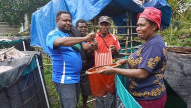 Keterangan Foto: Pelatihan teknik pemijahan ikan oleh Program TEKAD Sumber: Istimewa