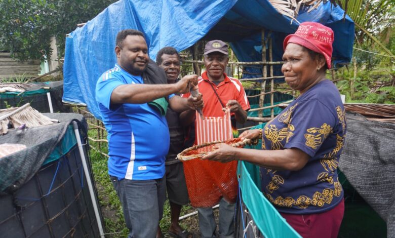 Keterangan Foto: Pelatihan teknik pemijahan ikan oleh Program TEKAD Sumber: Istimewa