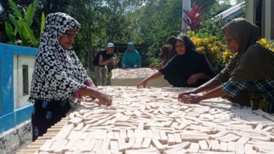 Keterangan Foto: TEKAD Sukses Tingkatkan Ekonomi Para Perempuan di Desa Kilfura Lewat Usaha Sagu Lempeng. Sumber: Istimewa