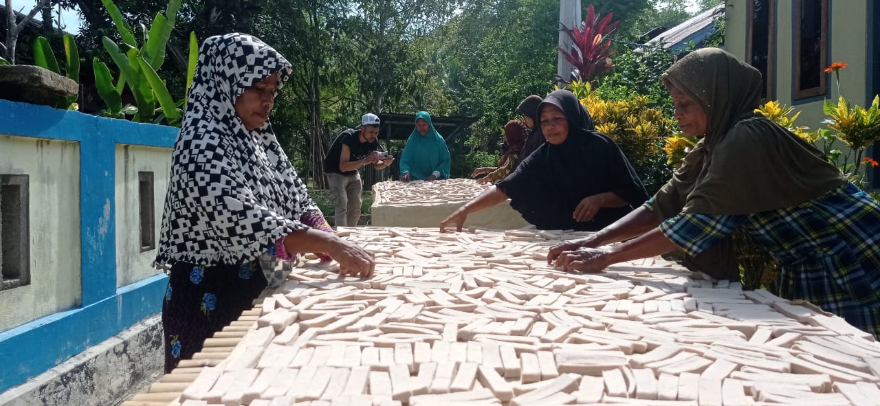 Keterangan Foto: TEKAD Sukses Tingkatkan Ekonomi Para Perempuan di Desa Kilfura Lewat Usaha Sagu Lempeng. Sumber: Istimewa