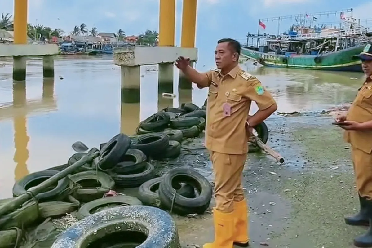 Bupati Karawang Aep Syaepuloh saat kunjungan ke wilayah pesisir utara Karawang