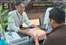 penyerahan berkas kasus suap tiga hakim pn surabaya, Sumber Foto: Istimewa