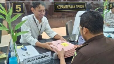 penyerahan berkas kasus suap tiga hakim pn surabaya, Sumber Foto: Istimewa