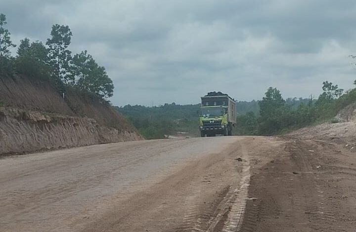 Tim Kementrans Lakukan Monev IPT di Kaltim, Temukan Indikasi Aktivitas Tambang di Lahan Transmigrasi kondisi jalan Houling di lokasi tambang Kutai Kartanegara Sumber Foto: Dok Kementrans
