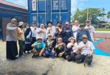 Tim kementrian transmigrasi dengan Buyer dari jepang melihat pelepasan Ekspor, Sumber: Kementrans