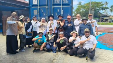 Tim kementrian transmigrasi dengan Buyer dari jepang melihat pelepasan Ekspor, Sumber: Kementrans