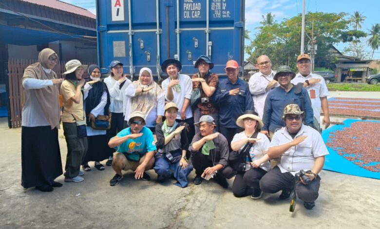 Kementrans Soroti Potensi Alam, dan Produk Unggulan di Kawasan Transmigrasi Tubbi Taramanu Tim kementrian transmigrasi dengan Buyer dari jepang melihat pelepasan Ekspor, Sumber: Kementrans