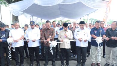 Mendes Yandri, Pameran Produk Naikkan Pelaku Usaha Desa ke Level Nasional Yandri Susanto didampingi pejabat Kemendes PDT membuka Pameran Produk Unggulan dan Pasar Murah di Kawasan Indrokilo Desa Butuh, Kecamatan Mojosongo, Kabupaten Boyolali, Rabu (14/1/2026). Sumber: Humas Kemendes PDT