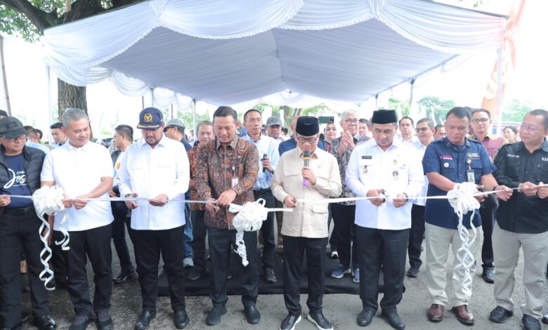 Yandri Susanto didampingi pejabat Kemendes PDT membuka Pameran Produk Unggulan dan Pasar Murah di Kawasan Indrokilo Desa Butuh, Kecamatan Mojosongo, Kabupaten Boyolali, Rabu (14/1/2026). Sumber: Humas Kemendes PDT