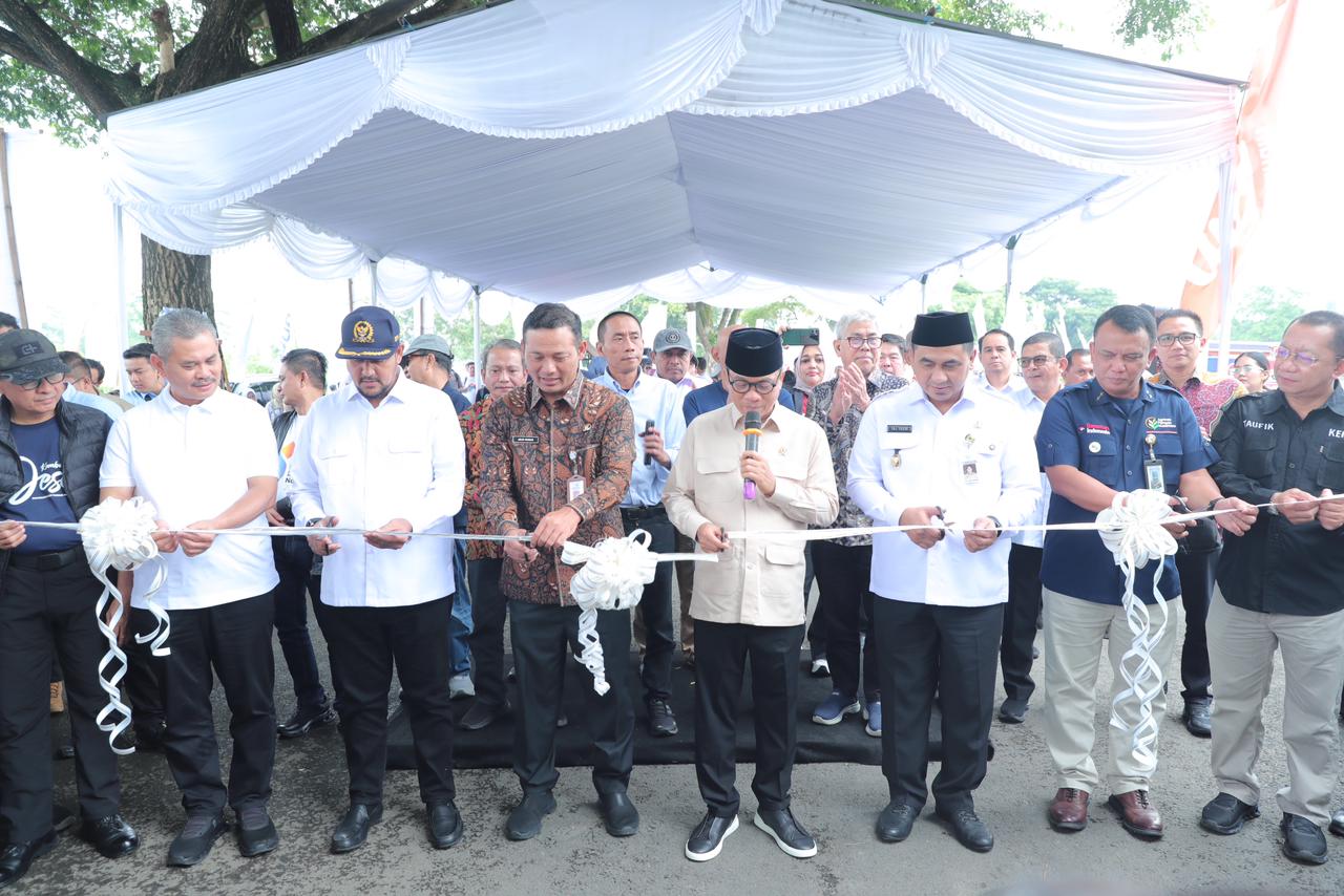 Mendes Yandri, Pameran Produk Naikkan Pelaku Usaha Desa ke Level Nasional Yandri Susanto didampingi pejabat Kemendes PDT membuka Pameran Produk Unggulan dan Pasar Murah di Kawasan Indrokilo Desa Butuh, Kecamatan Mojosongo, Kabupaten Boyolali, Rabu (14/1/2026). Sumber: Humas Kemendes PDT