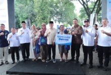 Dorong Pelaku Usaha Desa Naik Kelas, Mendes Yandri Targetkan 5.000 Desa Ekspor Yandri Susanto Menyerahkan Bantuan secara Simbolis kepada Pelaku Usaha Desa di Kabupaten Boyolali, Rabu (14/1/2026). Sumber: Humas Kemendes PDT