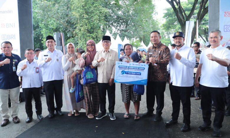 Yandri Susanto Menyerahkan Bantuan secara Simbolis kepada Pelaku Usaha Desa di Kabupaten Boyolali, Rabu (14/1/2026). Sumber: Humas Kemendes PDT