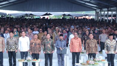 “Deklarasi Boyolali” Lahir dari Peringatan Hari Desa Nasional Tahun 2026 Yandri Susanto memimpin pembacaan Deklarasi Boyolali, di Desa Butuh, Kecamatan Mojosongo, Kabupaten Boyolali, Provinsi Jawa Tengah, Kamis (15/1/2026). Sumber: Humas Kemendes PDT