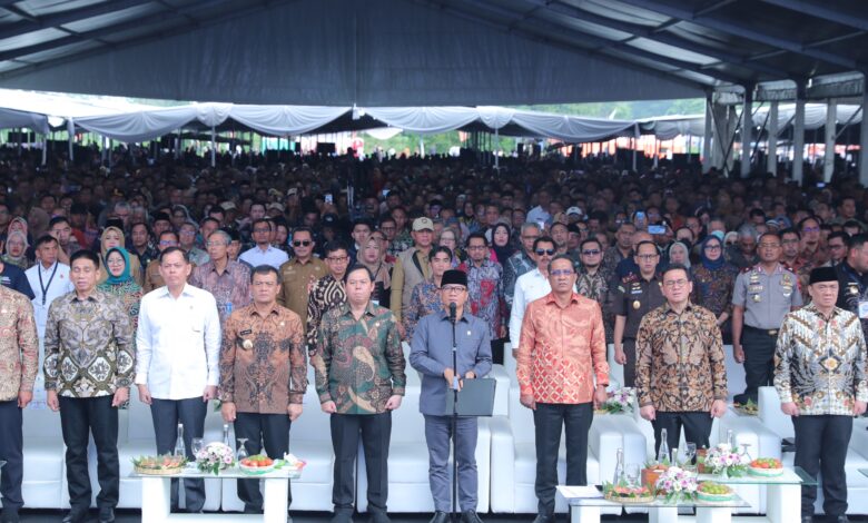 Yandri Susanto memimpin pembacaan Deklarasi Boyolali, di Desa Butuh, Kecamatan Mojosongo, Kabupaten Boyolali, Provinsi Jawa Tengah, Kamis (15/1/2026). Sumber: Humas Kemendes PDT