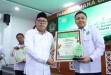 Wildani Hefni ketika menerima penghargaan dari Rektor UIN KHAS Jember (12/1/2026). Sumber: Humas Fakultas Syariah UIN KHAS Jember