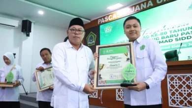 Wildani Hefni ketika menerima penghargaan dari Rektor UIN KHAS Jember (12/1/2026). Sumber: Humas Fakultas Syariah UIN KHAS Jember