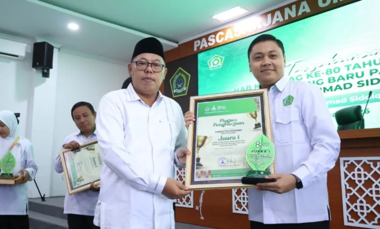 Wildani Hefni ketika menerima penghargaan dari Rektor UIN KHAS Jember (12/1/2026). Sumber: Humas Fakultas Syariah UIN KHAS Jember