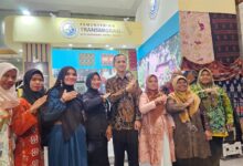 Menteri Transmigrasi, Iftitah Sulaiman saat foto bersama para pegiat seni batik dari kawasan transmigrasi yang ikut serta dalam pameran Inacraft 2026, Sumber: Istimewa