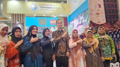 Menteri Transmigrasi Tinjau Inacraft 2026, Dorong Produk Unggulan Kawasan Transmigrasi Tembus Pasar Global Menteri Transmigrasi, Iftitah Sulaiman saat foto bersama para pegiat seni batik dari kawasan transmigrasi yang ikut serta dalam pameran Inacraft 2026, Sumber: Istimewa